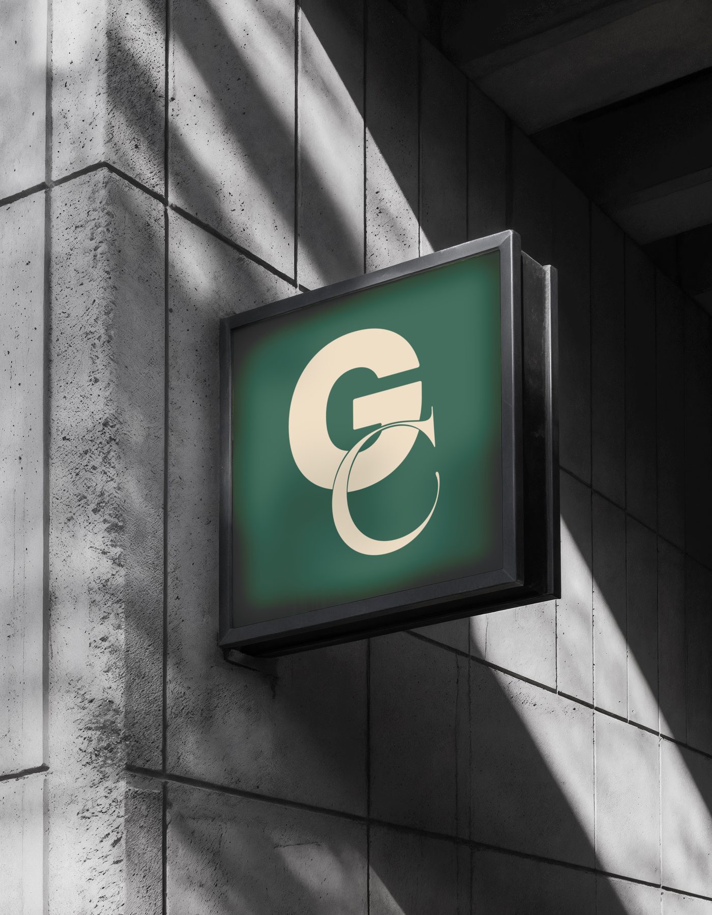 Caisson lumineux — monogramme GC en vitrine d'agence.