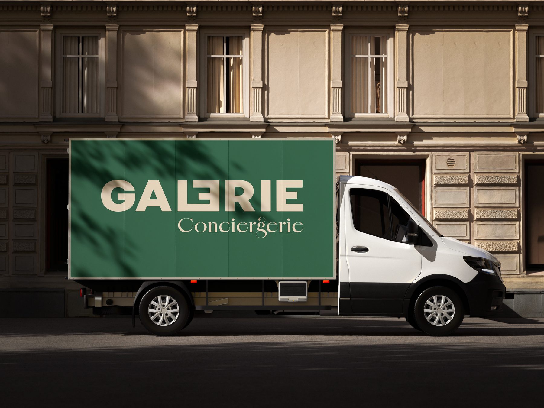 Habillage véhicule — wordmark Galerie Conciergerie sur fond vert profond.